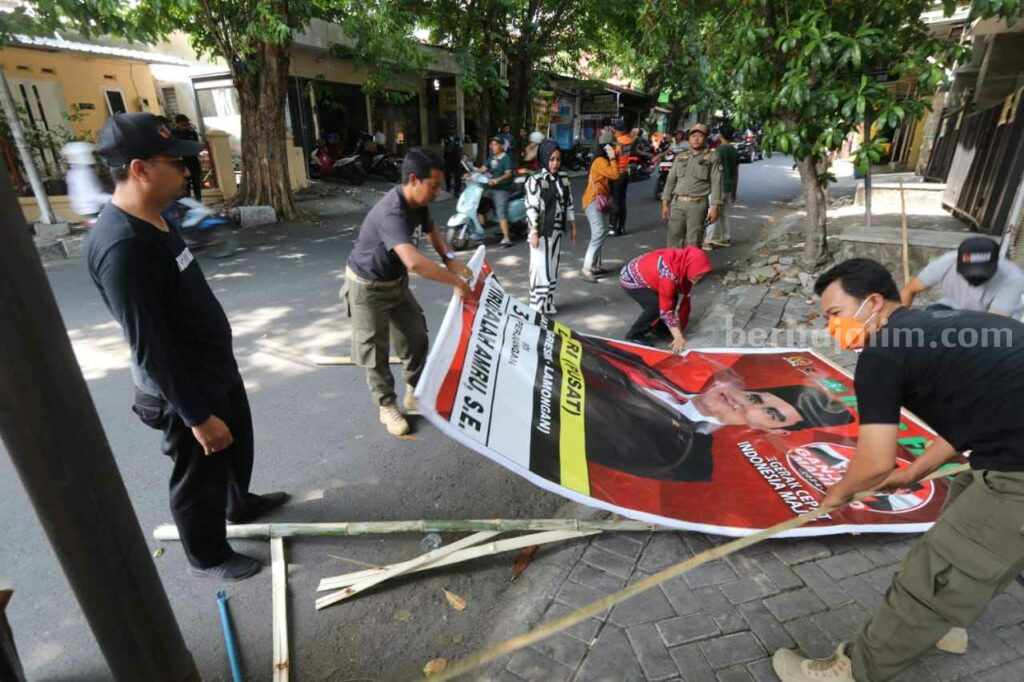 Melanggar Aturan, Bawaslu Gresik Tertibkan Ribuan APK Bawaslu dan petugas Satpol PP menertibkan APK yang melanggar aturan