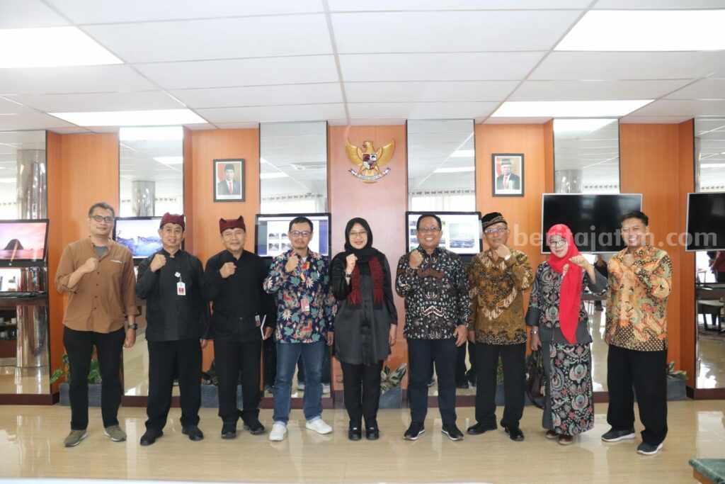 Bupati Ipuk Tanggapi Serius Tawaran Pendirian Kampus Seni di Banyuwangi Bupati Banyuwangi bersama pihak ISI Surakarta.