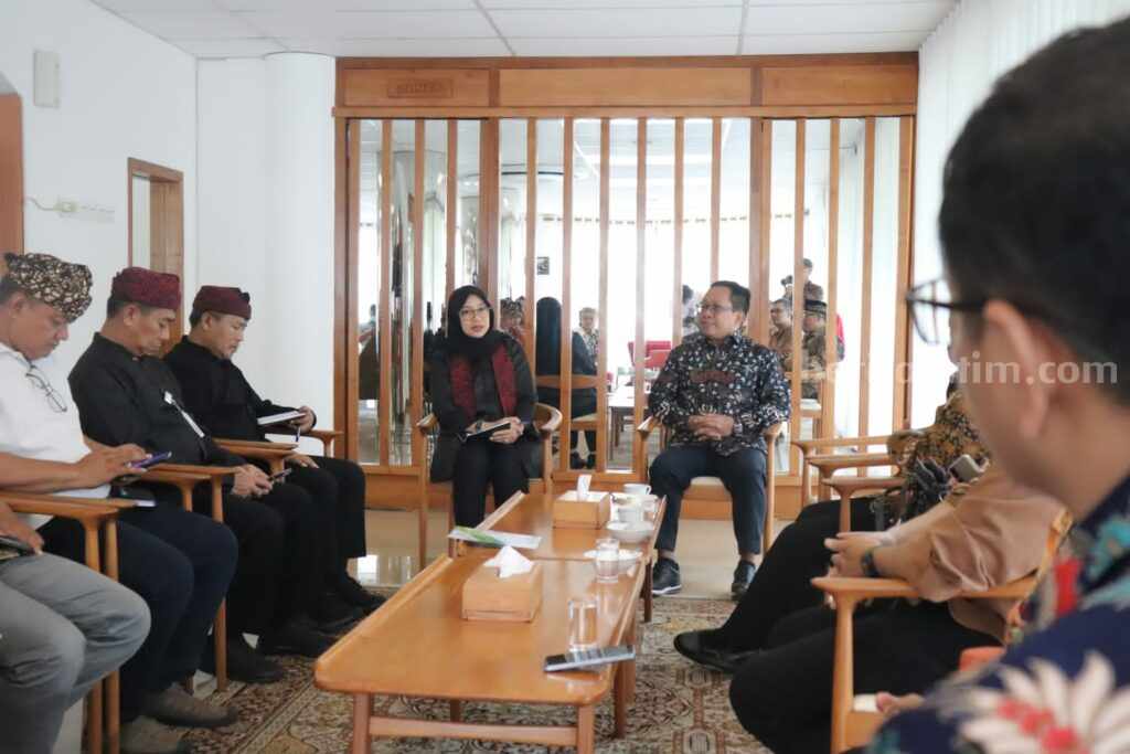 ISI Surakarta Tawarkan Buka Kampus Seni di Banyuwangi, Begini Tanggapan Bupati Bupati Banyuwangi menyambut hangat pihak kampus ISI Surakarta.