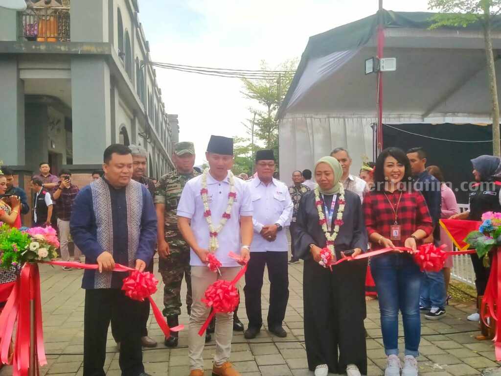 Bank Jatim Serahkan Mobil Ambulans Jenazah dan Luncurkan KKPD, Dukung Kesehatan dan Perekonomian Trenggalek