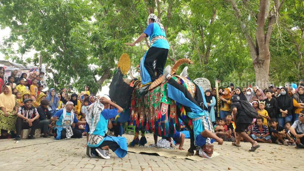 Kegiatan arak-arakan dan dialog kesenian Jaran Jenggo yang digelar di Desa Kendal, Kecamatan Sekaran, Kabupaten Lamongan.