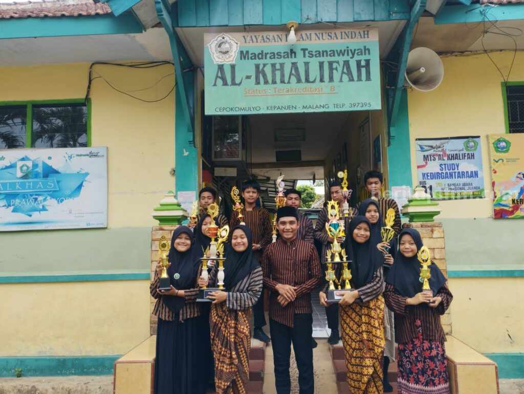 Beta Tri Wicaksono, guru MTs Al Khalifah Kepanjen, Kabupaten Malang, bersama anak didiknya dalam Club' MC Jawa dan Panembromo, Sabtu (25/11/2023).