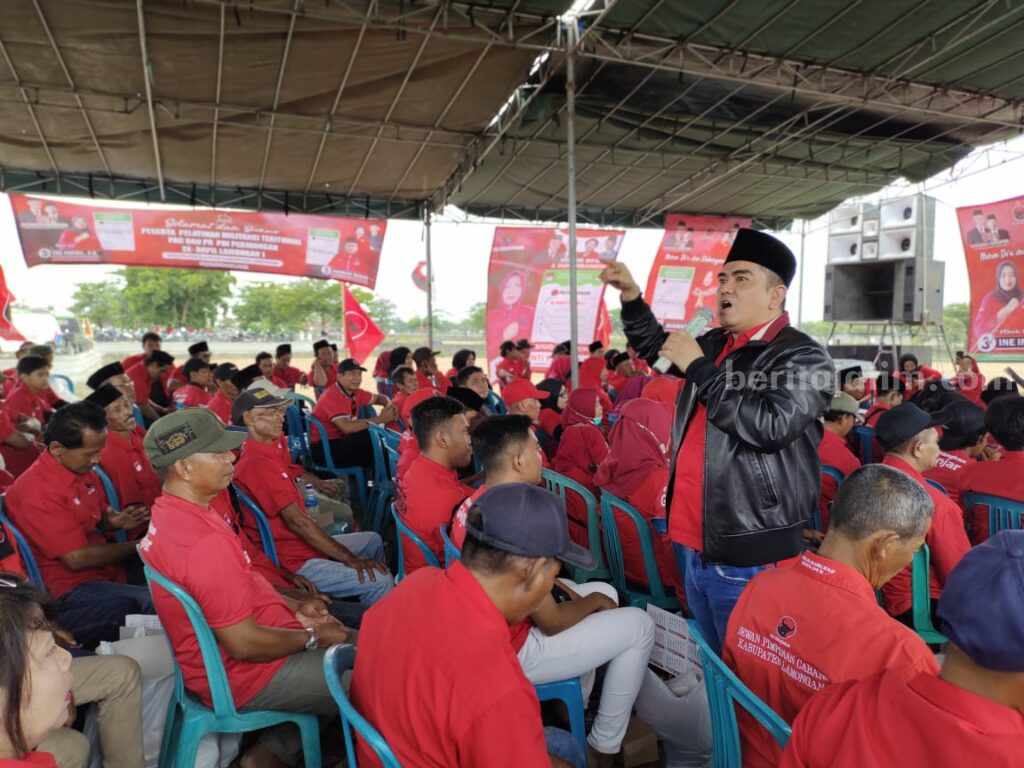 H. Nasyirul Falah Amru, Caleg DPR RI Dapil X (Lamongan-Gresik) saat hadir di kegiatan konsolidasi dan Pelatihan Militansi Teritorial PAC dan PR PDI Perjuangan se-Dapil I Lamongan, di Desa Gempolpendowo, Kecamatan Glagah, Lamongan.