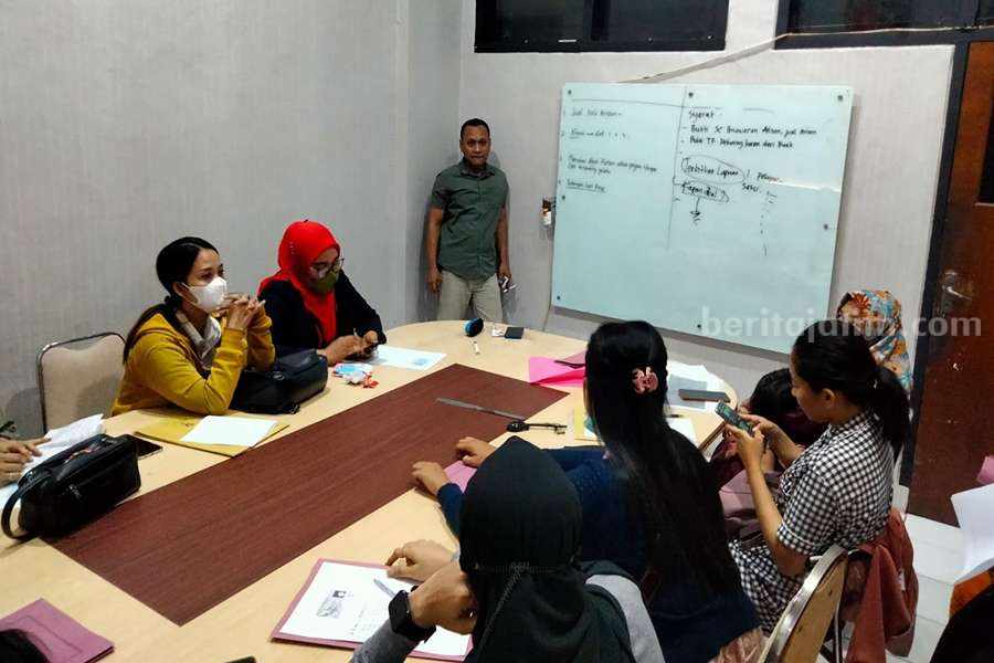 Sejumlah emak-emak korban arisan bodong mendatangi Polres Probolinggo Kota.