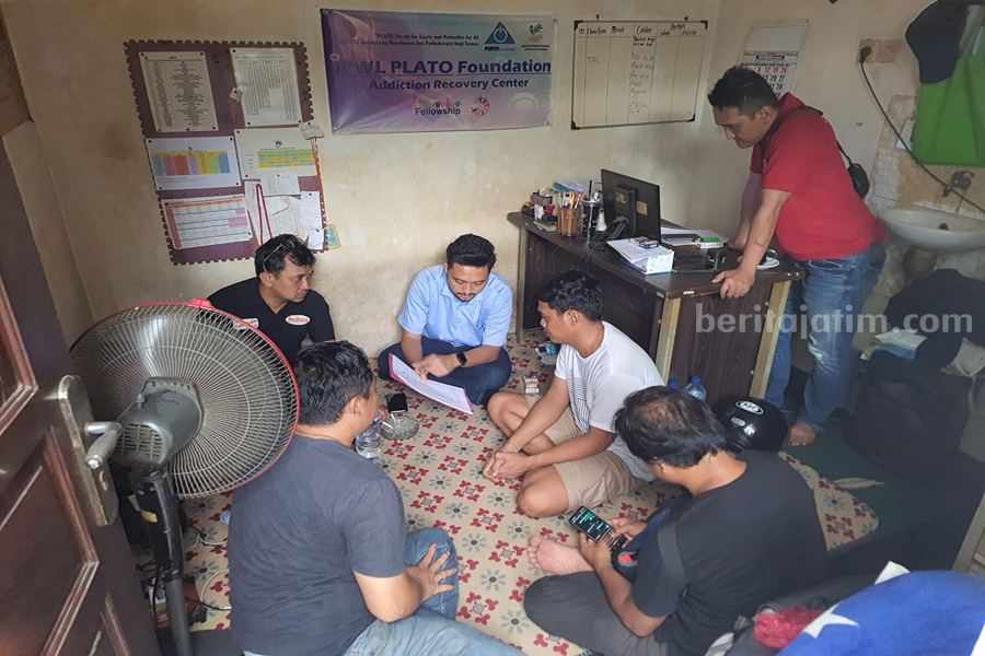 SR (baju putih) saat dijemput oleh petugas kepolisian di lembaga rehabilitasi Plato.