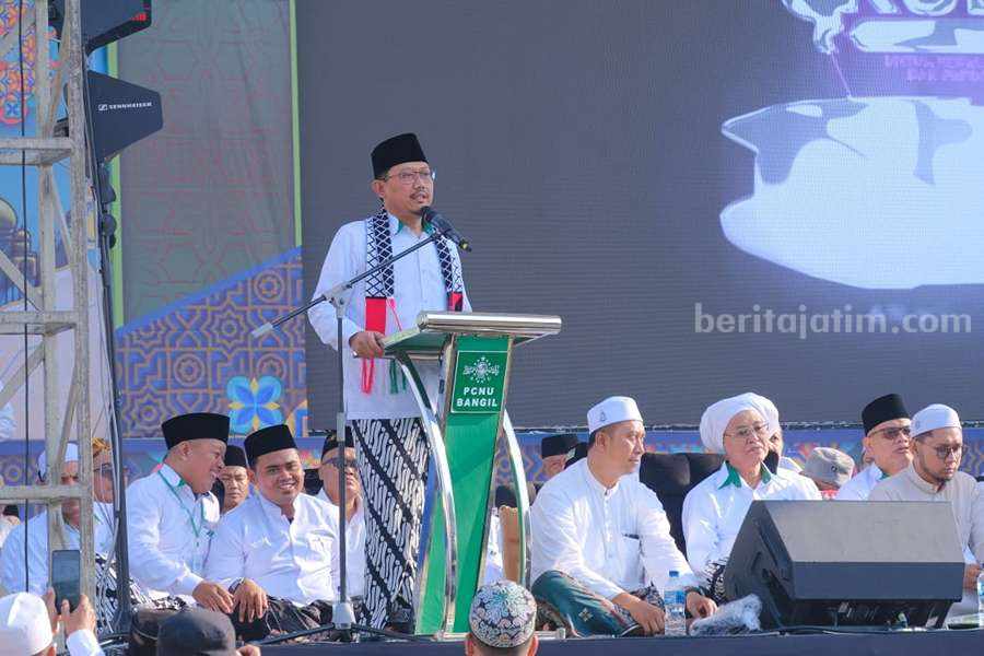 Foto : Ketua panitia istighotsah kubro, saat berikan sambutannya.