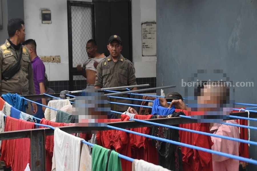 Para remaja yang tertangkap tawuran sedang menjemur pakaian penghuni Liponsos. (Foto/ist)
