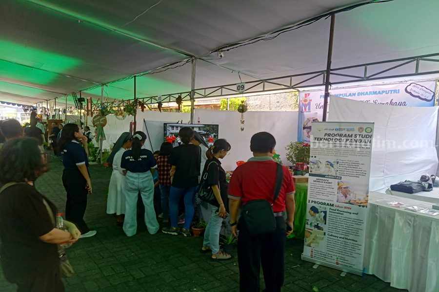 Salah satu stand di Gereja Roh Kudus Surabaya dipadati oleh pengunjung, Minggu (26/11/2023). (Foto/Anggadia).