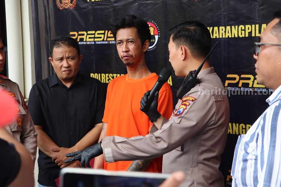 AS saat ditanyai oleh Kapolsek Karangpilang, Kompol Risky Fardian.