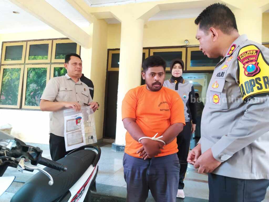 Pelaku pencurian kendaraan bermotor saat diamankan polisi (Foto: Zamachsari/beritajatim.com)