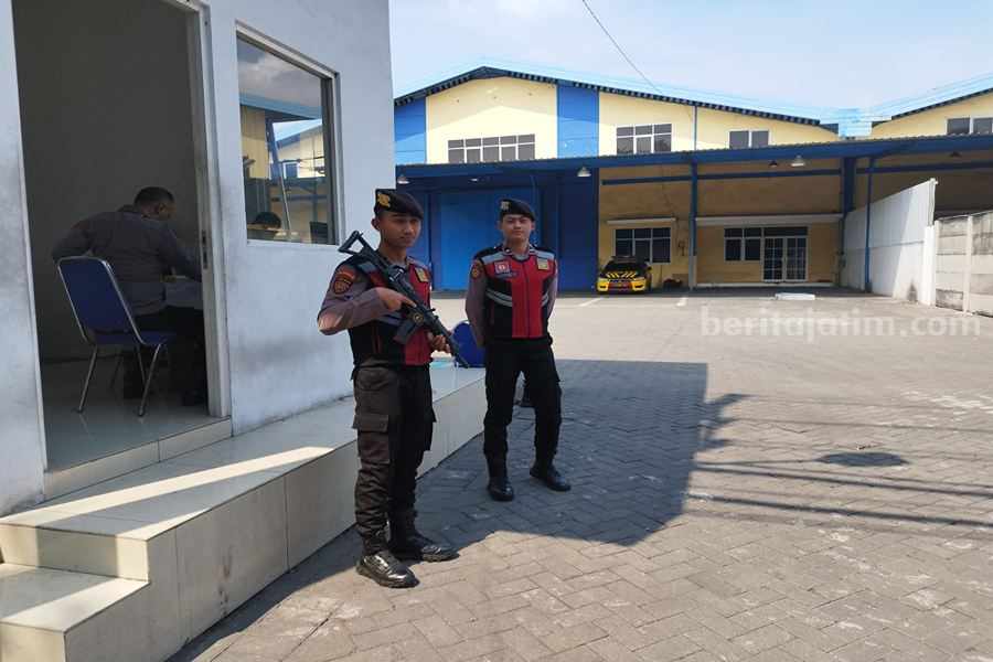 Petugas kepolisian berjaga di pergudangan logistik Pemilu 2024 di komplek pergudangan Margomulyo.