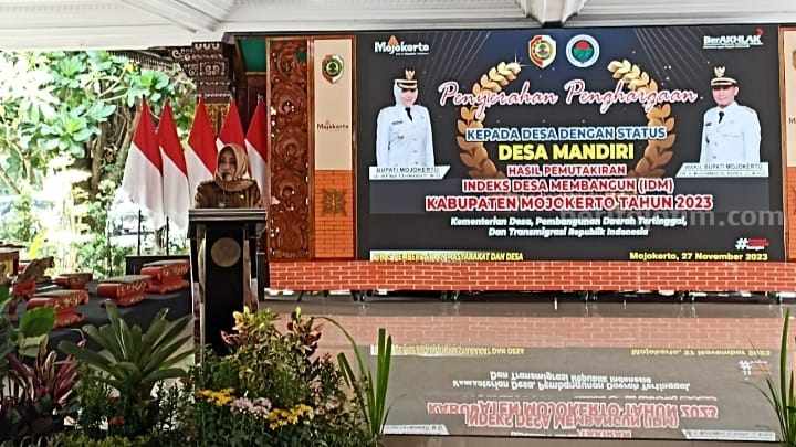 Bupati Mojokerto, Ikfina Fahmawari menyerahkan penghargaan predikat Desa Mandiri kepada 150 desa di Pendopo Graha Maja Tama, Pemkab Mojokerto. [Foto : ist]