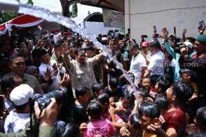 Menhan Prabowo Subianto bersama warga.