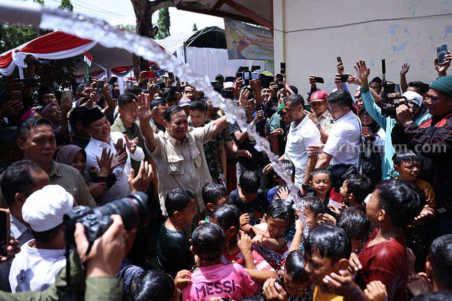 Prabowo Resmikan 12 Titik Sumber Air di Pamekasan Menhan Prabowo Subianto bersama warga.