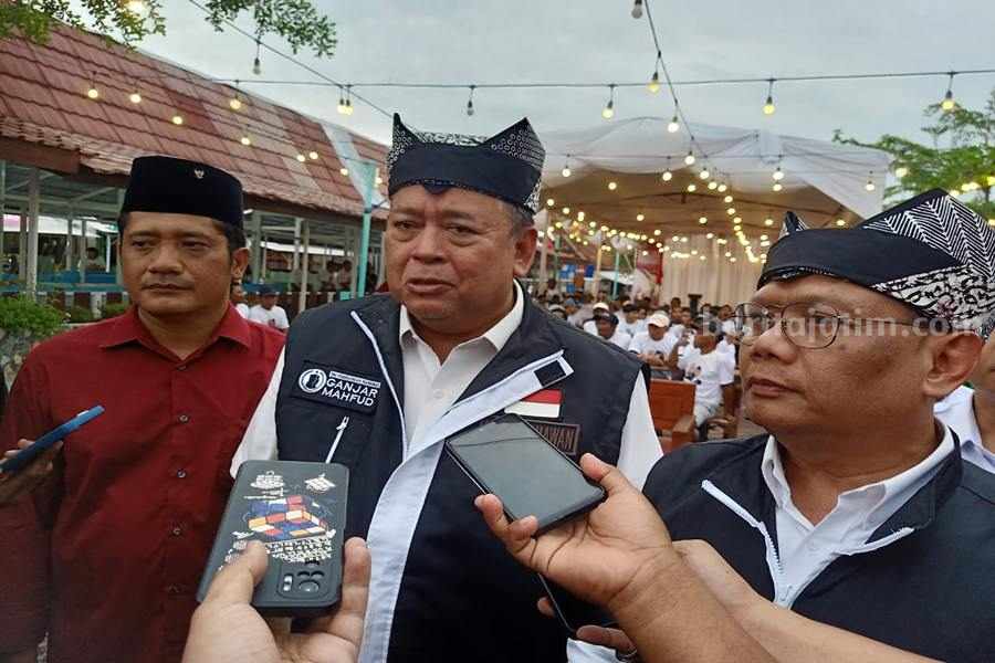 Deputi Kinetik Teritorial TPN Ganjar Presiden (TPN GP) Komjen Pol (Purn) Luki Hermawan (tengah) didampingi Ketua Tim Pemenangan Daerah (TPD) Jawa Timur Laksamana Madya (Laksdya) TNI (Purn) Agus Setiadji (kanan) dan Ketua TKD Banyuwangi (kiri) saat di Pantai Prengsangan Boom, Banyuwangi, Senin (27/11/2023). (Foto/Anggadia).