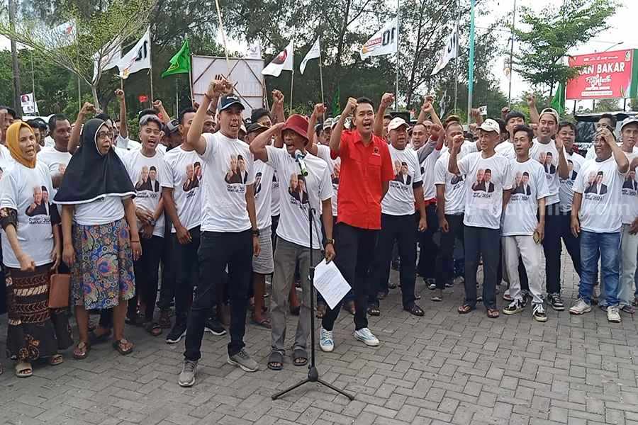 Para Nelayan Banyuwangi saat menyampaikan aspirasinya di pantai Plengsengan Boom, Senin (27/11/2023). (Foto/Anggadia).