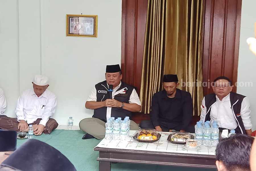 Luki Hermawan saat berdiskusi dengan para pengajar dan pengasuh pondok pesantren Bustanul Makmur.