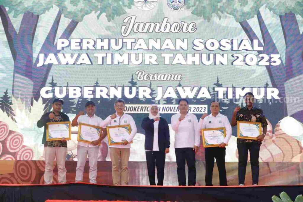 Gubernur Jawa Timur Khofifah Indar Parawansa saat Buka Jambore Perhutanan Sosial Jatim di UTC, Desa Tamiajeng, Kecamatan Trawas, Kabupaten Mojokerto. [Foto : ist]