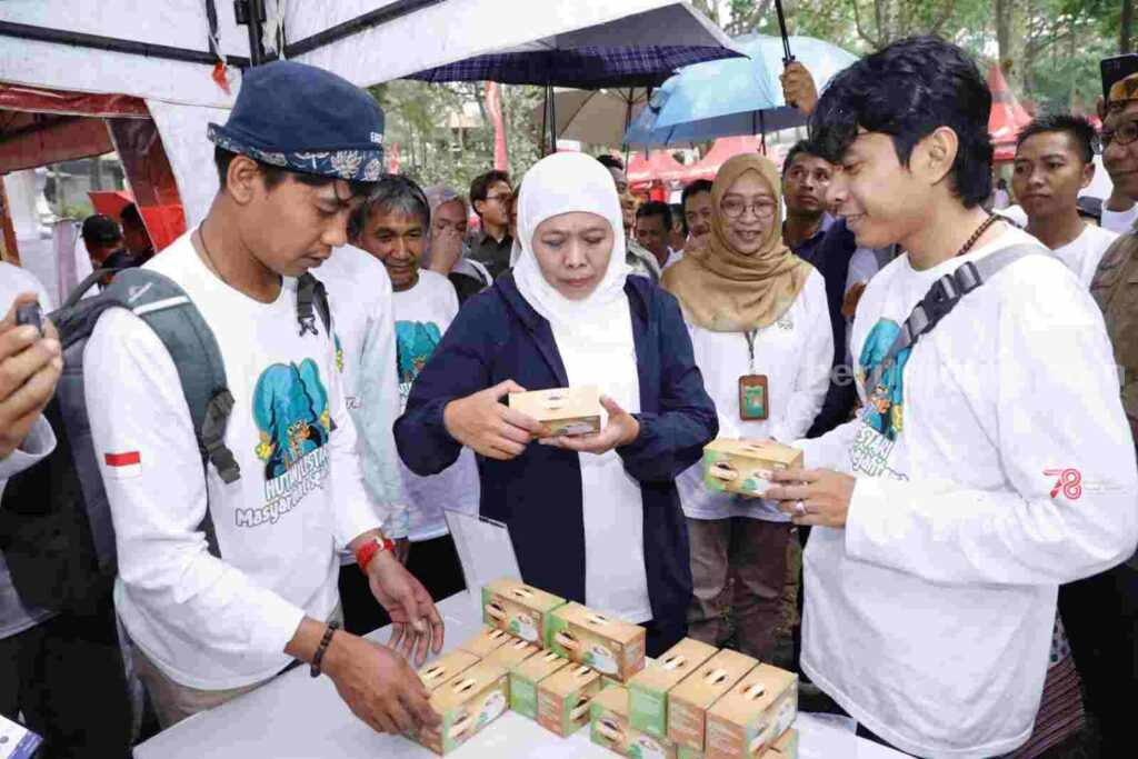 Gubernur Jawa Timur Khofifah Indar Parawansa saat Buka Jambore Perhutanan Sosial Jatim di UTC, Desa Tamiajeng, Kecamatan Trawas, Kabupaten Mojokerto. [Foto : ist]