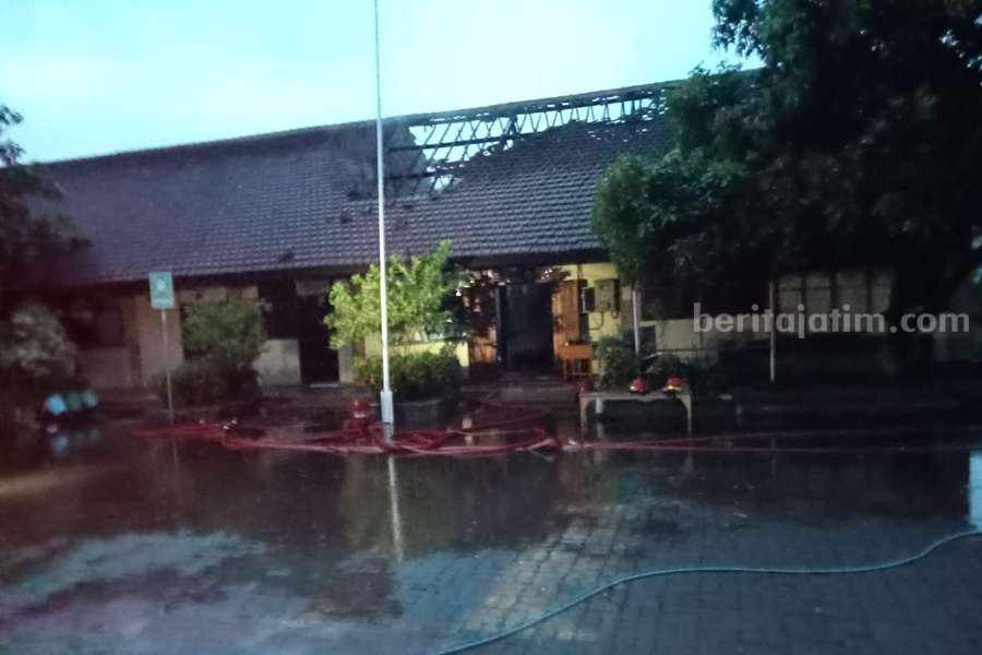 Suasana SMk 3 Kota Probolinggo setelah api berhasil dipadamkan.