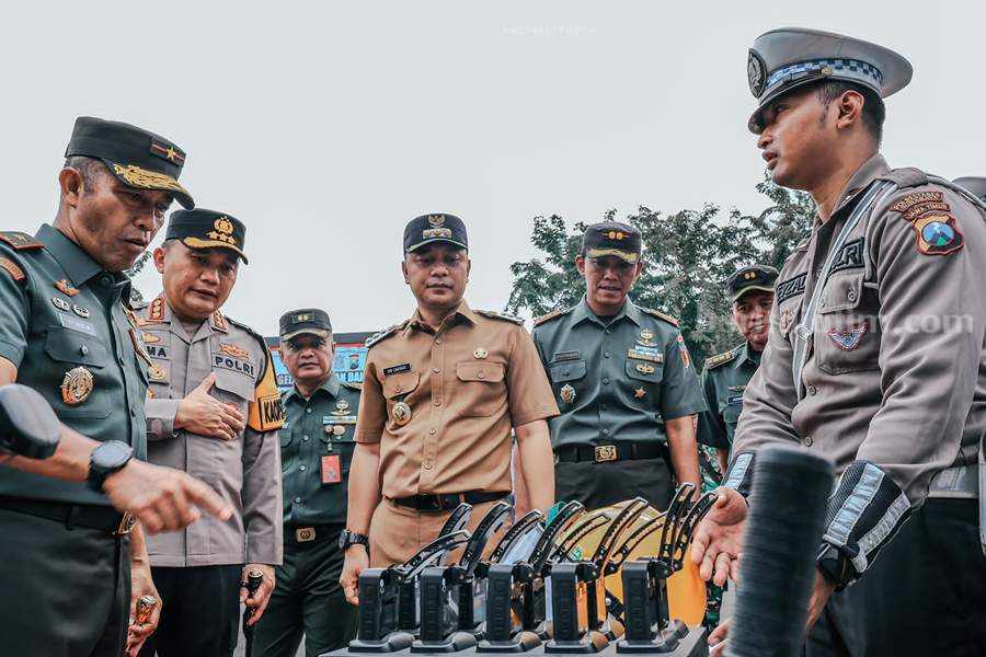 Forkopimda Kota Surabaya melakukan pengecekan saat apel siaga bencana 2023 di Polrestabes Surabaya. (Foto/ist)