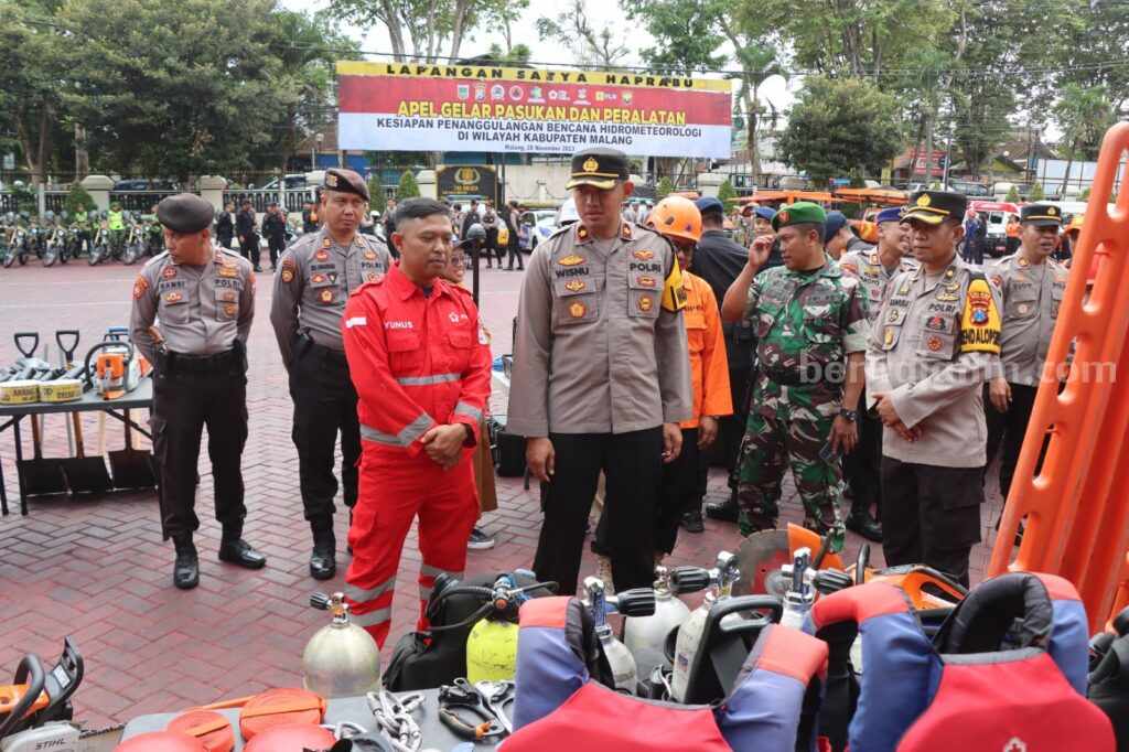 Wakapolres Malang, Kompol Wisnu Kuncoro, memimpin langsung gelar pasukan bersama personel gabungan, Selasa (28/11/2023).