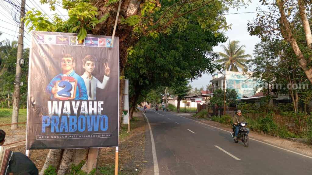 Baliho Capres-Cawapres nomor urut 2 Prabowo-Gibran mulai bertebaran di Kabupaten Malang, Selasa (28/11/2023).