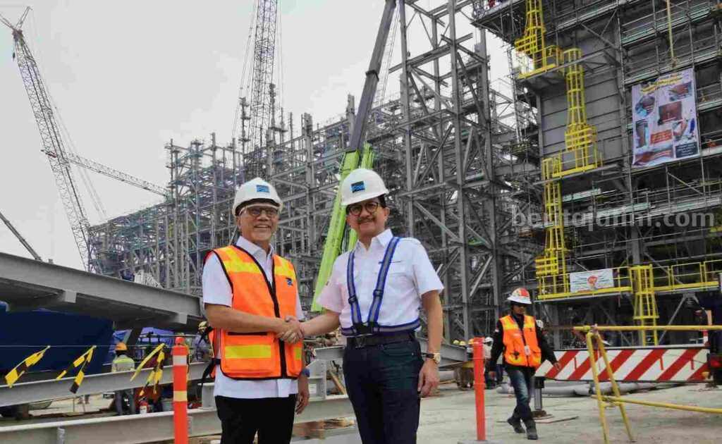 Foto Mendag Zulkifli Hasan (kiri) didampingi Presdir PTFI Tony Wenas saat berkunjung ke proyek pembangunan smelter di JIIPE Gresik.