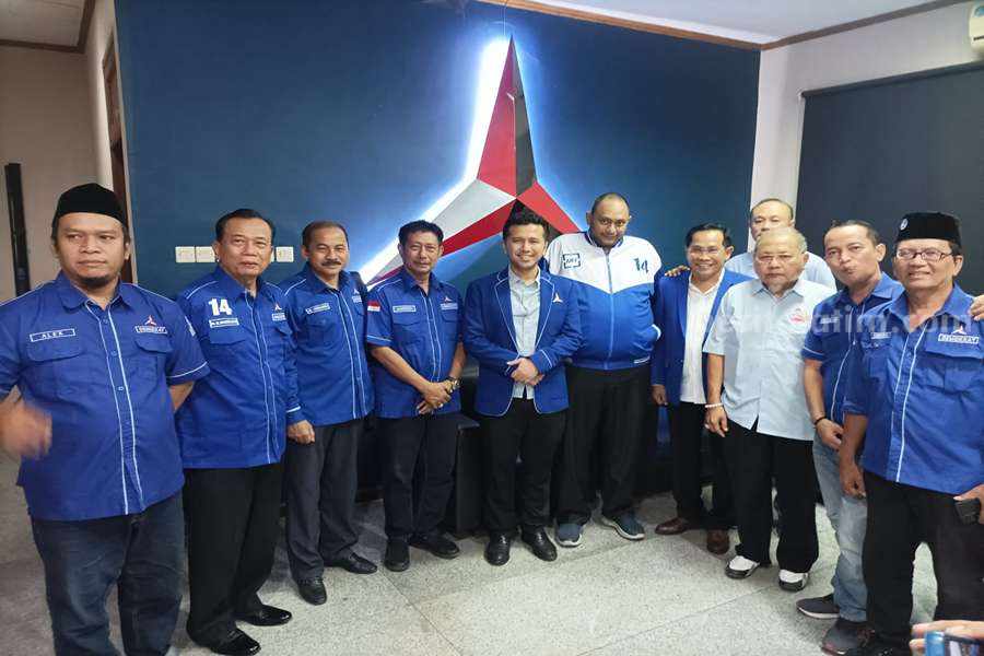 Ketua Demokrat Jatim Emil Elestianto Dardak bersama jajaran pengurus.