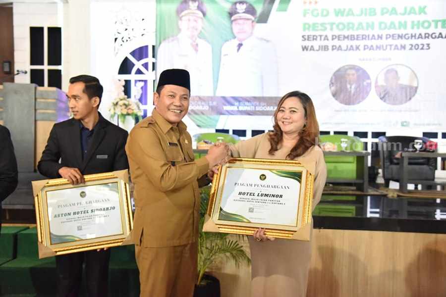 Wakil Bupati Sidoarjo H. Subandi menyerahkan penghargaan pajak