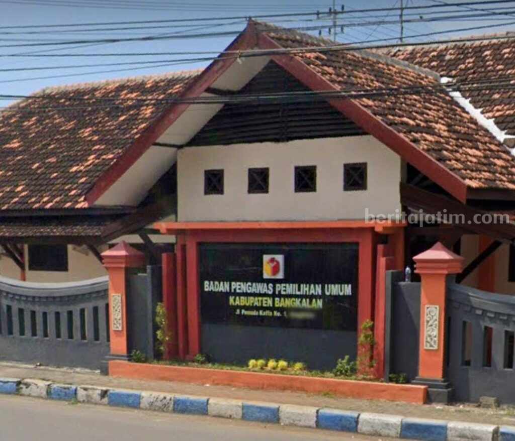 Dua Kades di Bangkalan Ditegur Bawaslu Kantor Badan Pengawas Pemilu Kabupaten Bangkalan (Foto: Zamachsari/beritajatim.com)