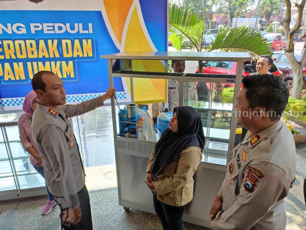 Tiga Keluarga Korban Tragedi Kanjuruhan Terima Bantuan UMKM dari Polres Malang Kapolres Malang AKBP Putu Kholis Aryana, menyerahkan gerobak UMKM dan modal usaha bagi keluarga korban tragedi Kanjuruhan, Rabu (29/11/2023).