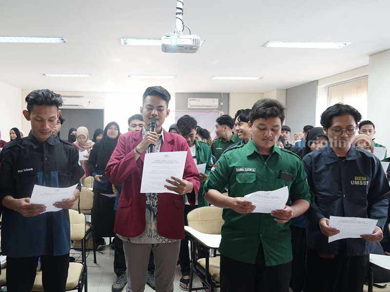 Deklarasi Pemilu Damai 2024 oleh BEM PTMI Zona V Jatim-Bali di UM Surabaya.