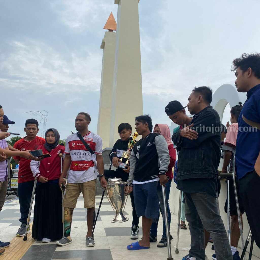 Personel Persam saat berada di Alun alun Sampang (Foto: Zamachsari/beritajatim.com)