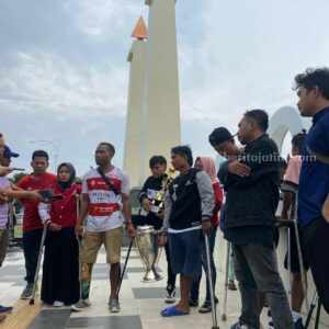 Personel Persam saat berada di Alun alun Sampang (Foto: Zamachsari/beritajatim.com)