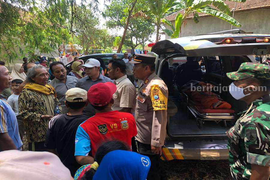 Foto : Kapolsek Rembang, AKP Slamet Aji saat mendatangi lokasi kejadian.