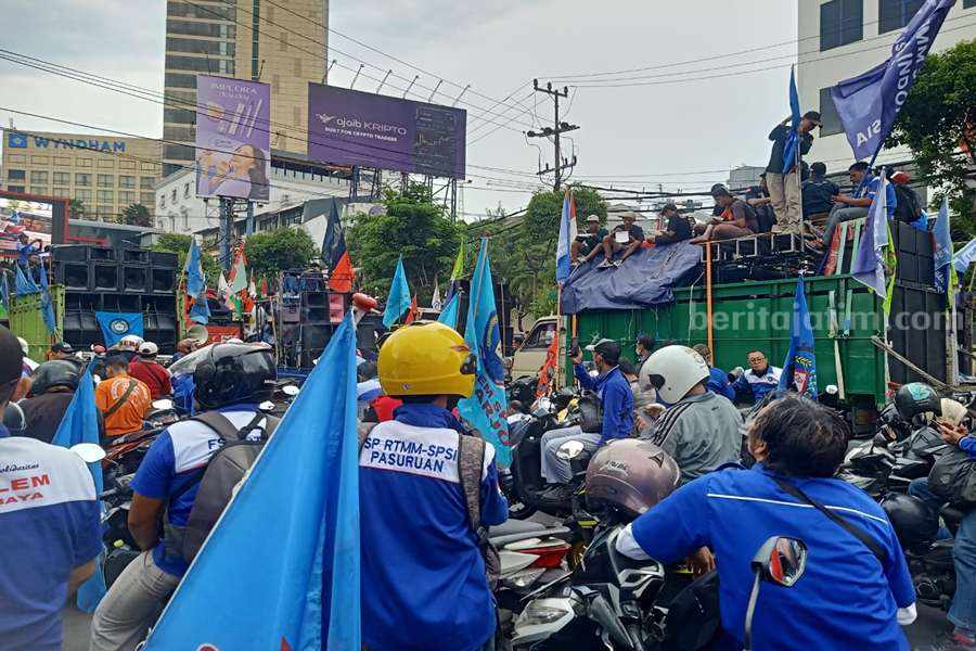 Demo Buruh di Jalan Basuki Rahmat, Kamis (30/11/2023). (Foto/Anggadia)