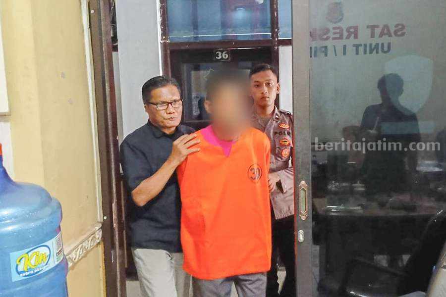 Foto : NS (34) saat digelandang di Mapolres Pasuruan untuk mempertanggung jawabkan perbuatannya