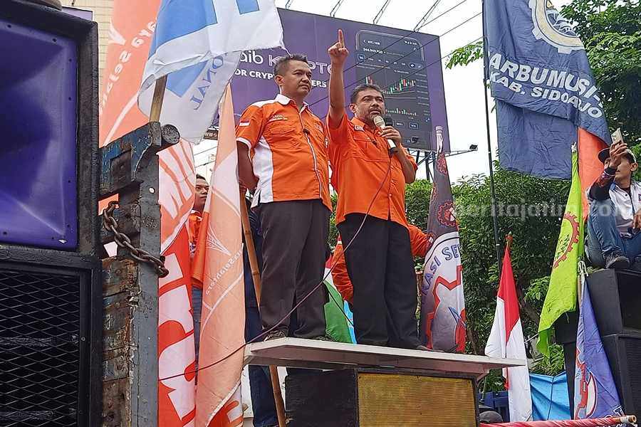 Presiden KSPI yang juga Presiden Partai Buruh Said Iqbal (kanan) didampingi Ketua Exco Partai Buruh Jawa Timur, Jazuli saat berorasi di Jalan Basuki Rahmat, Kamis (30/11/2023). (Foto/anggadia).