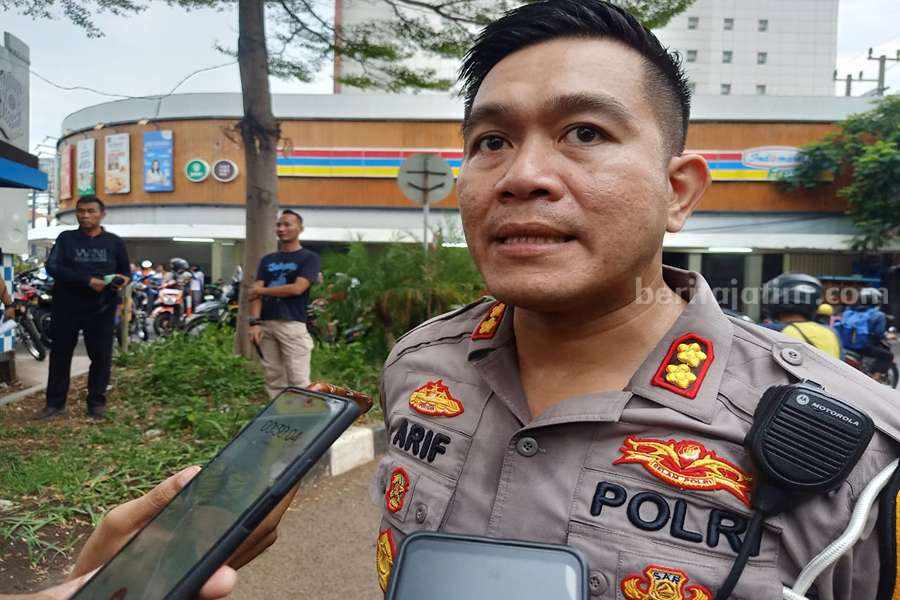 Polisi Bakal Terapkan ETLE saat Hari Buruh di Surabaya AKBP Arif Fazlurrahman, Kasatlantas Polrestabes Surabaya saat diwawancarai di Jalan Basuki Rahmat, Kamis (30/11/2023). (Foto/Anggadia).