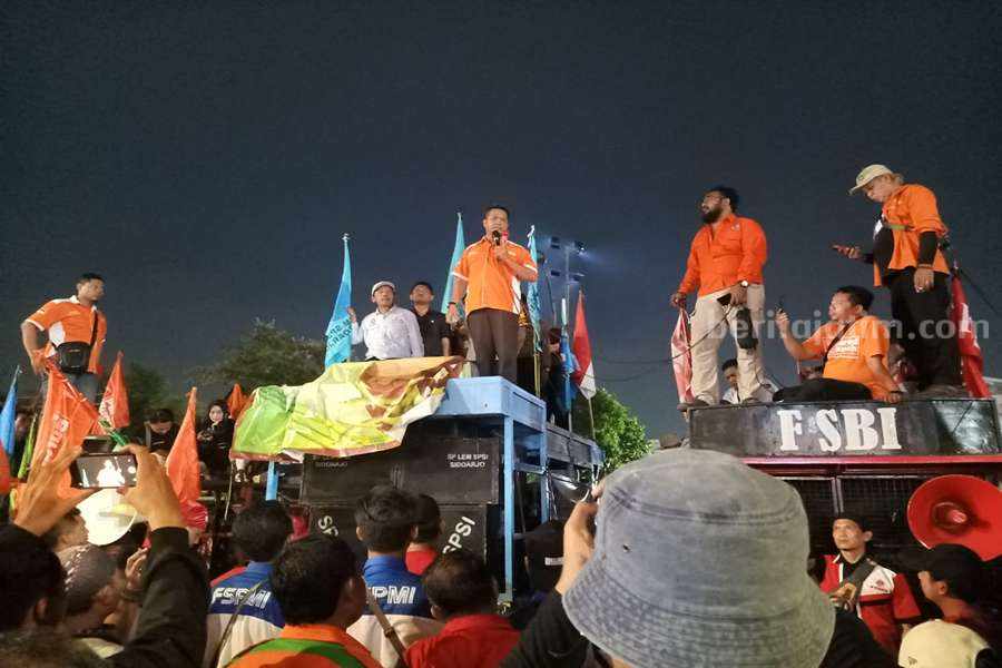Demo Buruh Bubar, Khofifah Komitmen Penuhi Tuntutan Ketua Exco Partai Buruh Jawa Timur, Jazuli saat menghimbau agar buruh membubarkam diri di Jalan Pahlawan, Kamis (30/11/2023). (Foto/Anggadia).