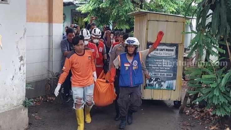 Sejumlah petugas PMI Kota Mojokerto dan relawan mengevakuasi jenazah korban ke ruang jenazah RSU Dr Wahidin Sudiro Husodo Kota Mojokerto. [Foto : ist]