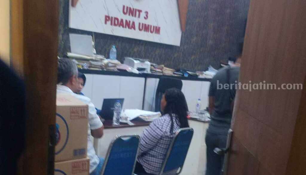 Caption : Terduga pelaku, Siti Nur Azizah (35) saat diamankan Unit Pidum Satrekrim Polresta Mojokerto.  [Foto : ist]