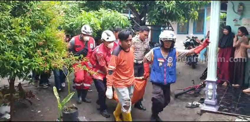 Sejumlah petugas PMI Kota Mojokerto dan relawan mengevakuasi jenazah korban ke ruang jenazah RSU Dr Wahidin Sudiro Husodo Kota Mojokerto. [Foto : ist]