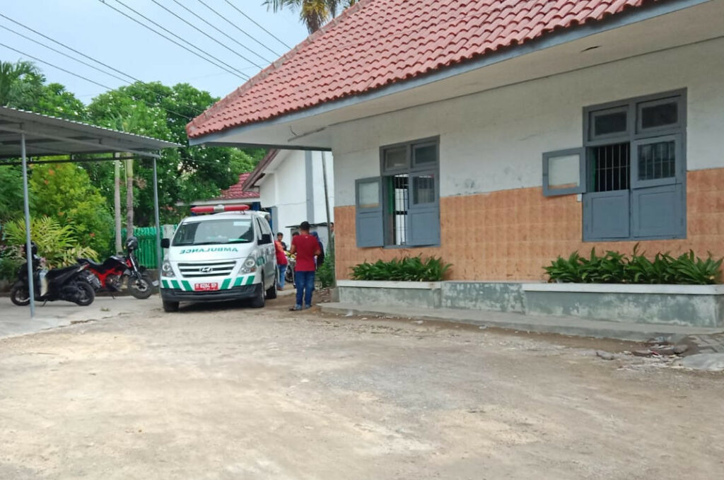 Geger! Siswi SMA Negeri di Sampang Melahirkan dalam Kelas Saat Ujian Sekolah Suasana sekolah dan mobil ambulance Puskesmas Kemuning (Foto: Zamachsari/beritajatim.com)