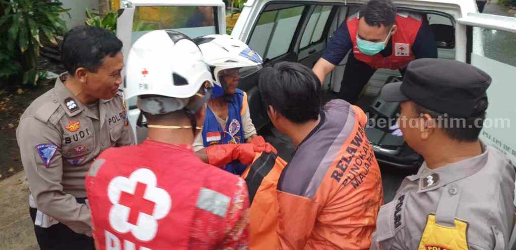 Sejumlah petugas PMI Kota Mojokerto dan relawan mengevakuasi jenazah korban ke ruang jenazah RSU Dr Wahidin Sudiro Husodo Kota Mojokerto. [Foto : ist]