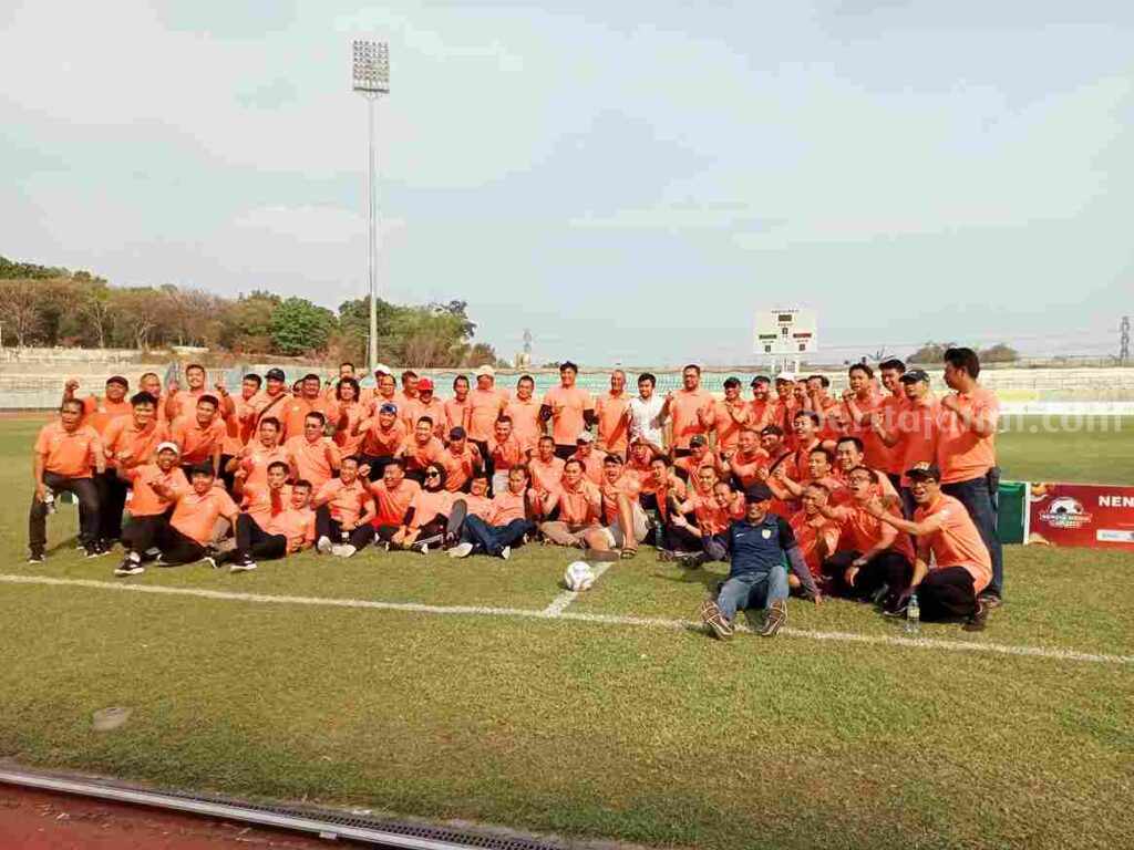 Tim All Star Jawa Timur pose bersama dengan wartawan peliput piala dunia U-17 di ajang Trofeo Cup