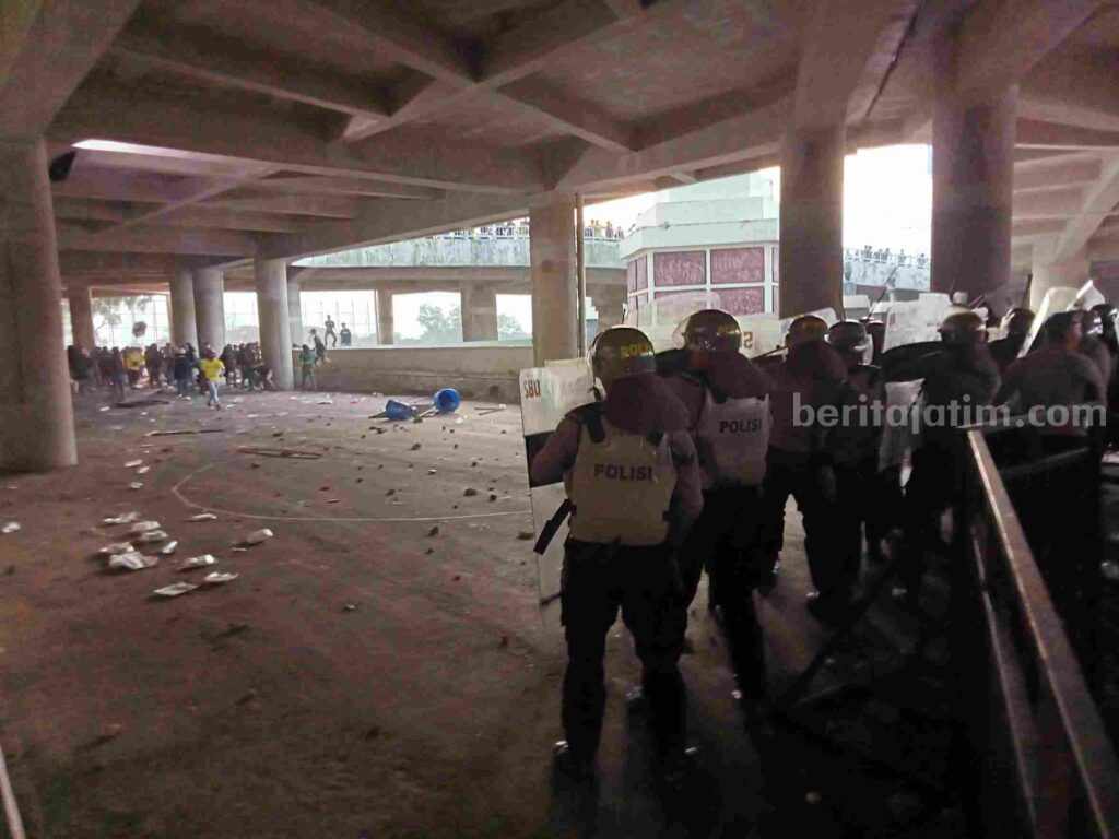 Foto bentrok antara suporter dengan aparat kepolisian di Stadion Gejos Gresik