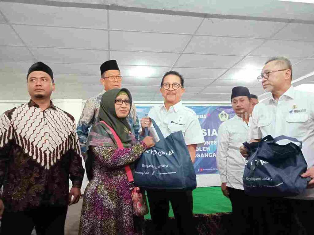 Mendag dan PTFI Salurkan Ribuan Sembako ke Warga Gresik Dirut PTFI Tony Wenas (tiga dari kiri) dan menteri perdagangan Zulkilfi Hasan (kanan) saat membagikan sembako ke warga