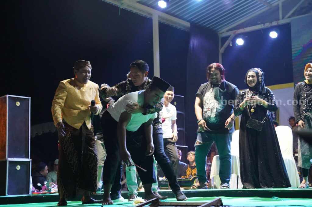 Gelar Opera Van Jenu, Bupati Tuban Ikut Main Opera Bupati Tuban Aditya Halindra Faridzky saat memainkan opera bersama Forkopimka Kecamatan dalam Opera Van Jenu.